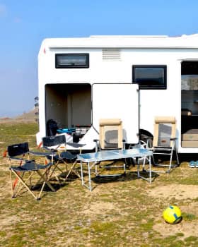 Set camping (masă + scaune) și set pat (perne, pilote, lenjerii, prosoape).